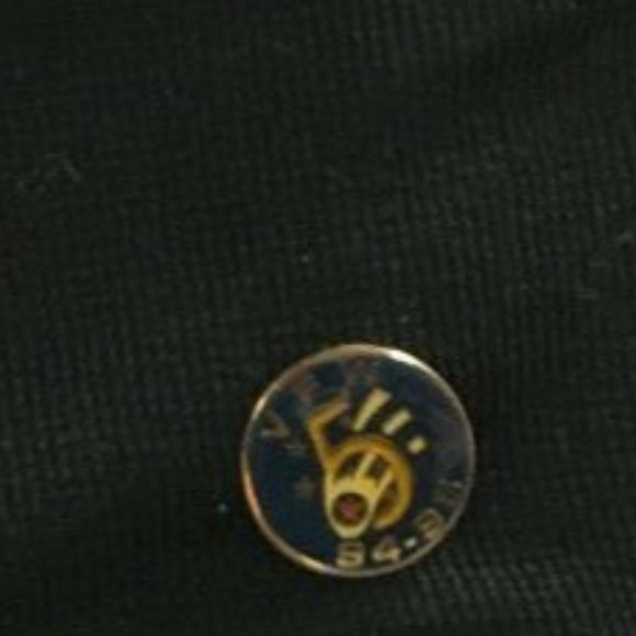 VFW 5 Year Pin 94-95 Gold Toned Enameled 1" diam 1oz - Picture 2 of 4